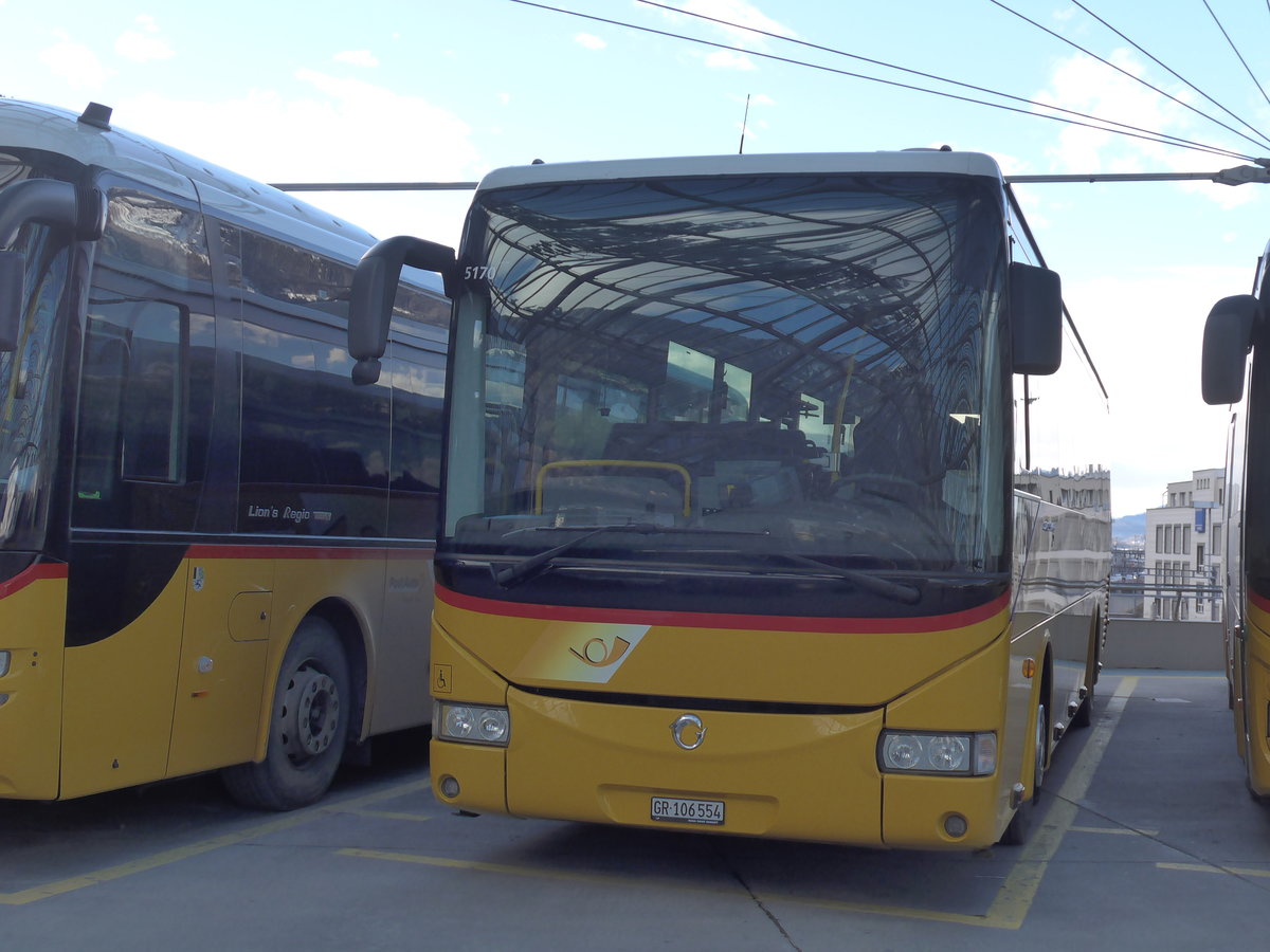 (187'409) - PostAuto Graub�nden - GR 106'554 - Irisbus am 26. Dezember 2017 in Chur, Postautostation
