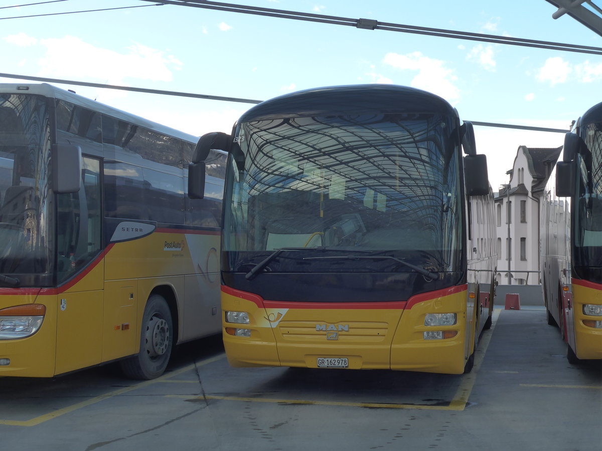 (187'414) - PostAuto Graub�nden - GR 162'978 - MAN am 26. Dezember 2017 in Chur, Postautostation