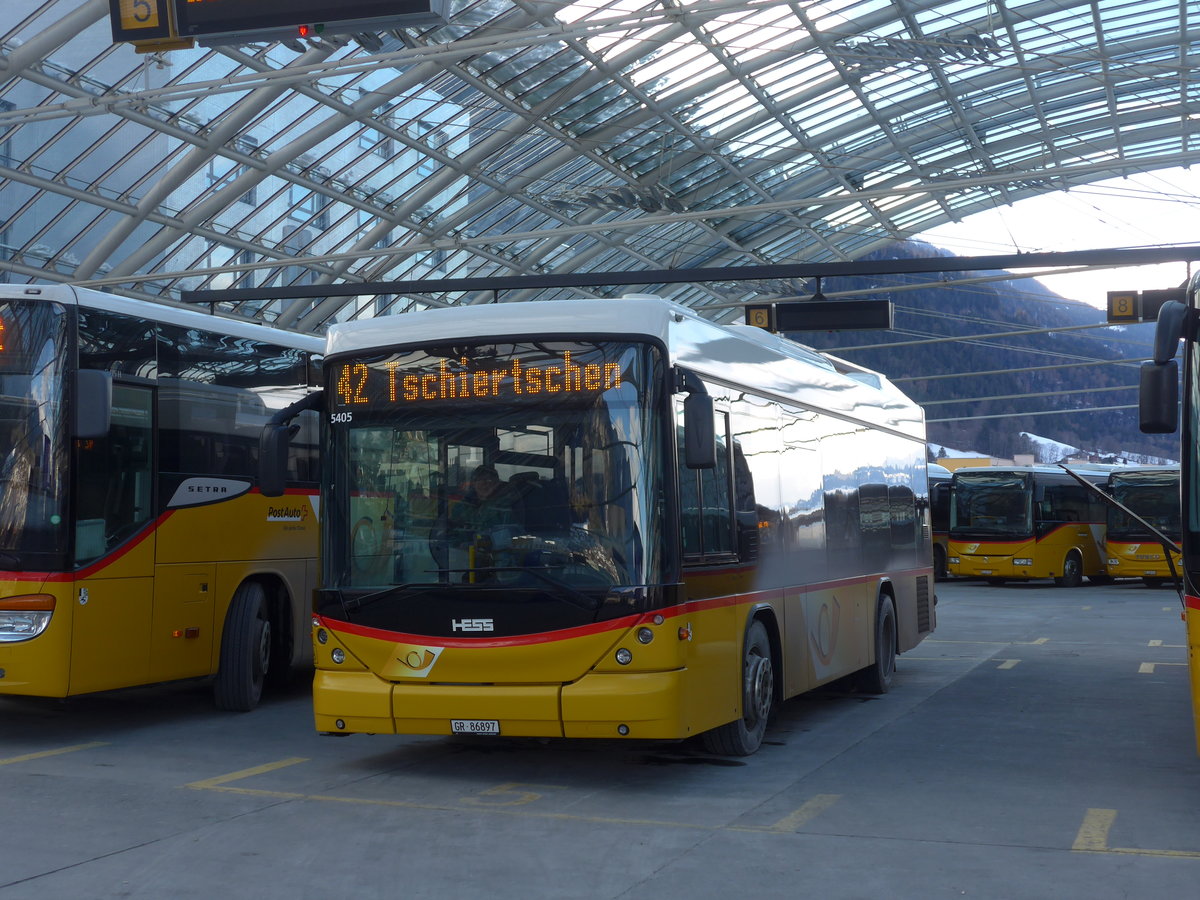 (187'422) - PostAuto Graub�nden - GR 86'897 - Scania/Hess am 26. Dezember 2017 in Chur, Postautostation