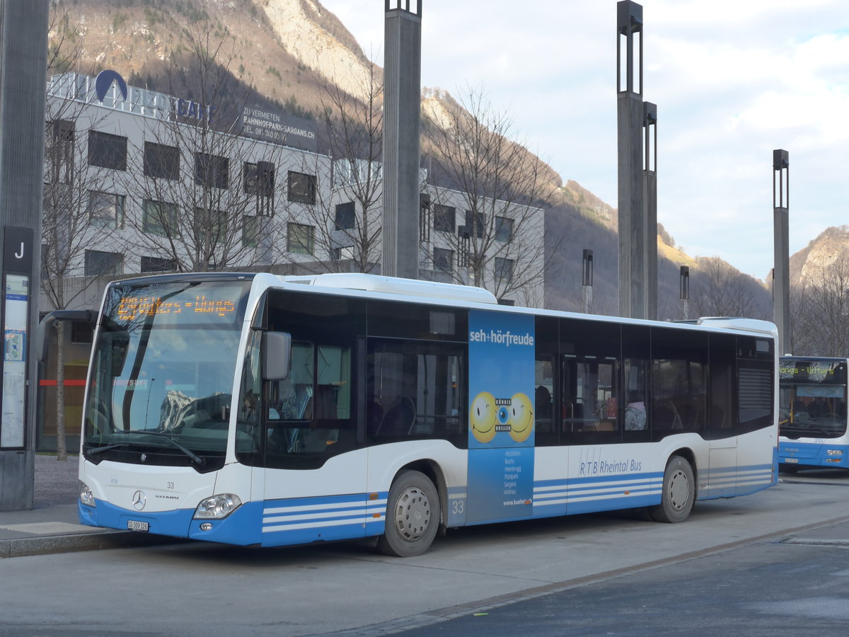 (187'423) - RTB Altst�tten - Nr. 33/SG 309'326 - Mercedes am 26. Dezember 2017 beim Bahnhof Sargans