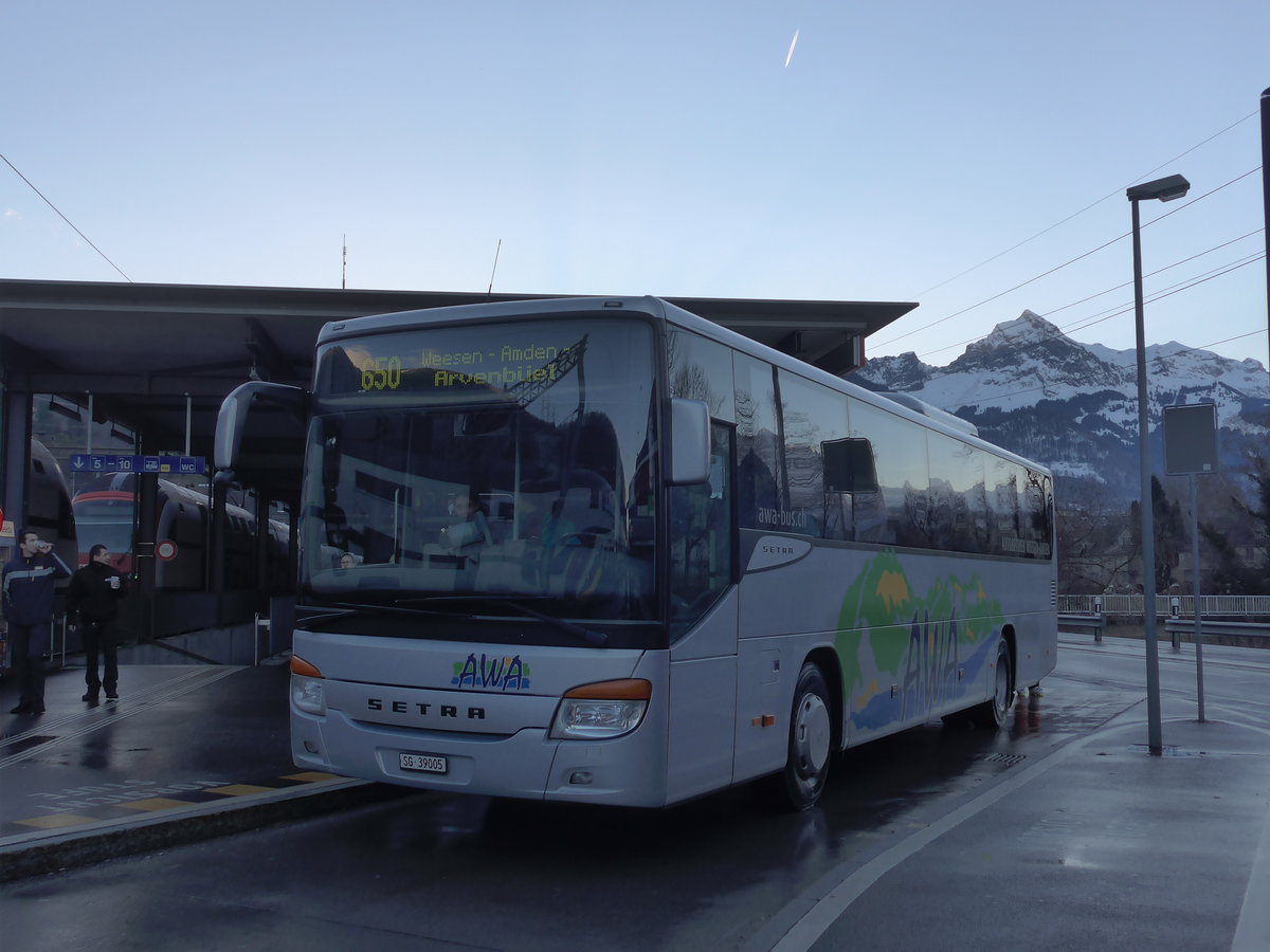 (187'489) - AWA Amden - Nr. 5/SG 39'005 - Setra am 31. Dezember 2017 beim Bahnhof Ziegelbr�cke