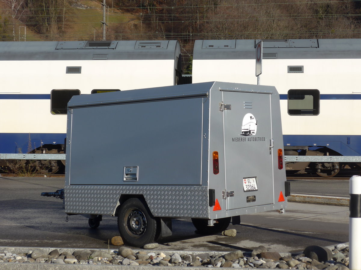 (187'517) - Niederer, Filzbach - GL 32'064 - Zbinden Gep�ckanh�nger am 31. Dezember 2017 beim Bahnhof Ziegelbr�cke