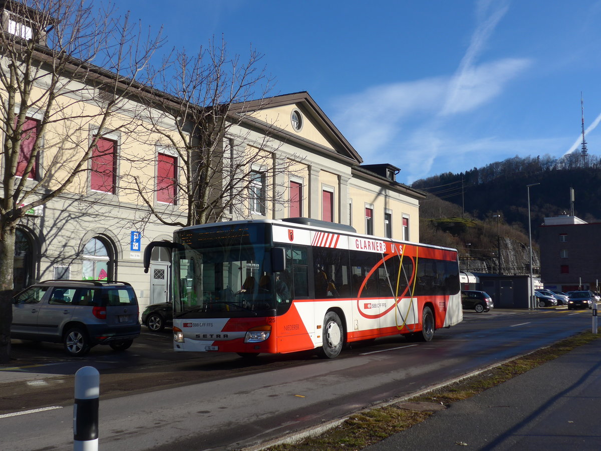 (187'523) - Niederer, Filzbach - Nr. 25/GL 44 - Setra am 31. Dezember 2017 beim Bahnhof Ziegelbr�cke