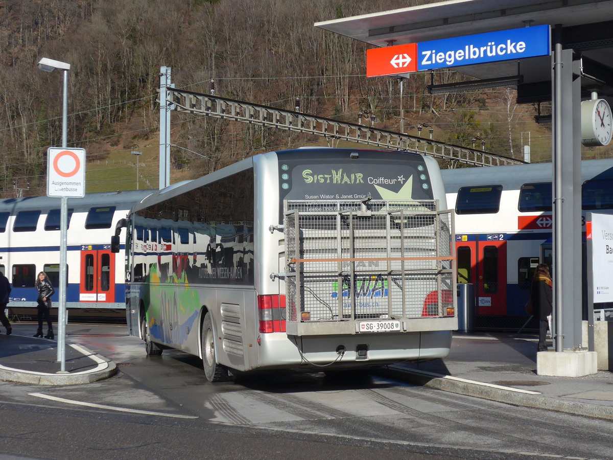 (187'526) - AWA Amden - Nr. 8/SG 39'008 - MAN am 31. Dezember 2017 beim Bahnhof Ziegelbr�cke
