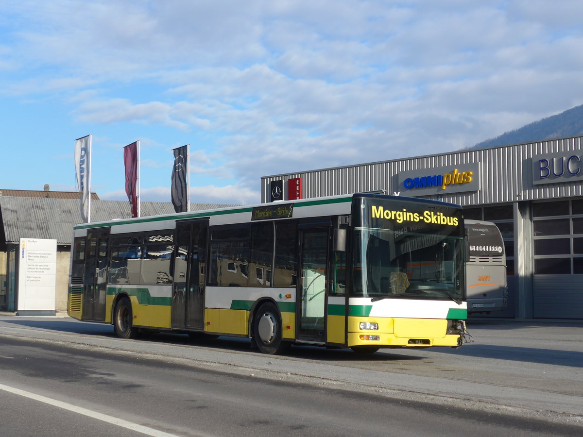 (188'915) - T�l�morgins, Morgins - VS 301'708 - MAN (ex TN Neuch�tel Nr. 223) am 18. Februar 2018 in Leytron, Garage Buchard (Unfall)