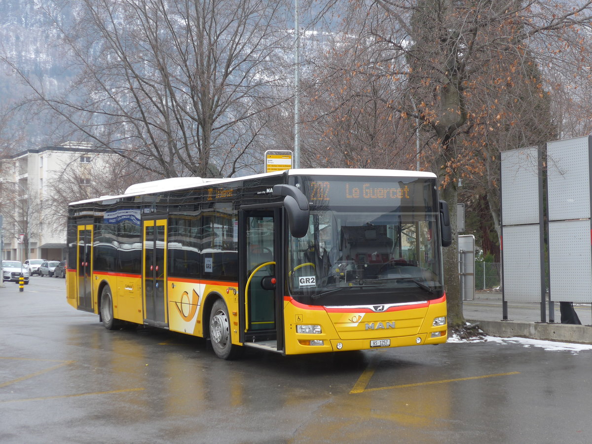 (189'034) - TMR Martigny - VS 1257 - MAN am 3. M�rz 2018 beim Bahnhof Martigny
