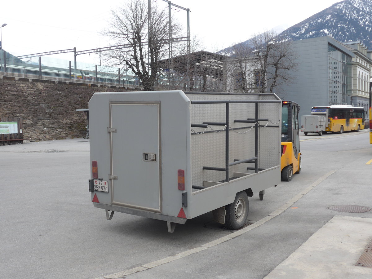 (189'062) - PostAuto Wallis - VS 258'970 - Car-Tech Gep�ckanh�nger am 3. M�rz 2018 beim Bahnhof Brig