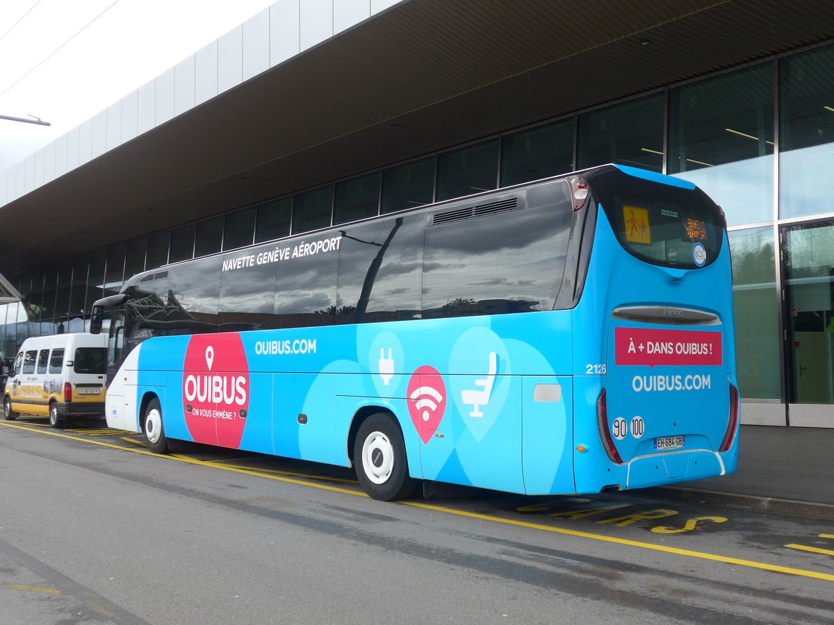 (189'285) - Aus Frankreich: Ouibus, Vitry-sur-Seine - Nr. 2126/EH 684 GB - Iveco am 12. M�rz 2018 in Gen�ve, A�roport