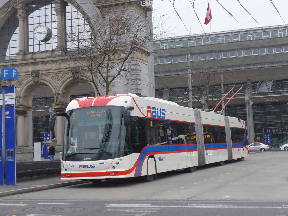 (189'311) - VBL Luzern - Nr. 409 - Hess/Hess Doppelgelenktrolleybus am 17. M�rz 2018 beim Bahnhof Luzern