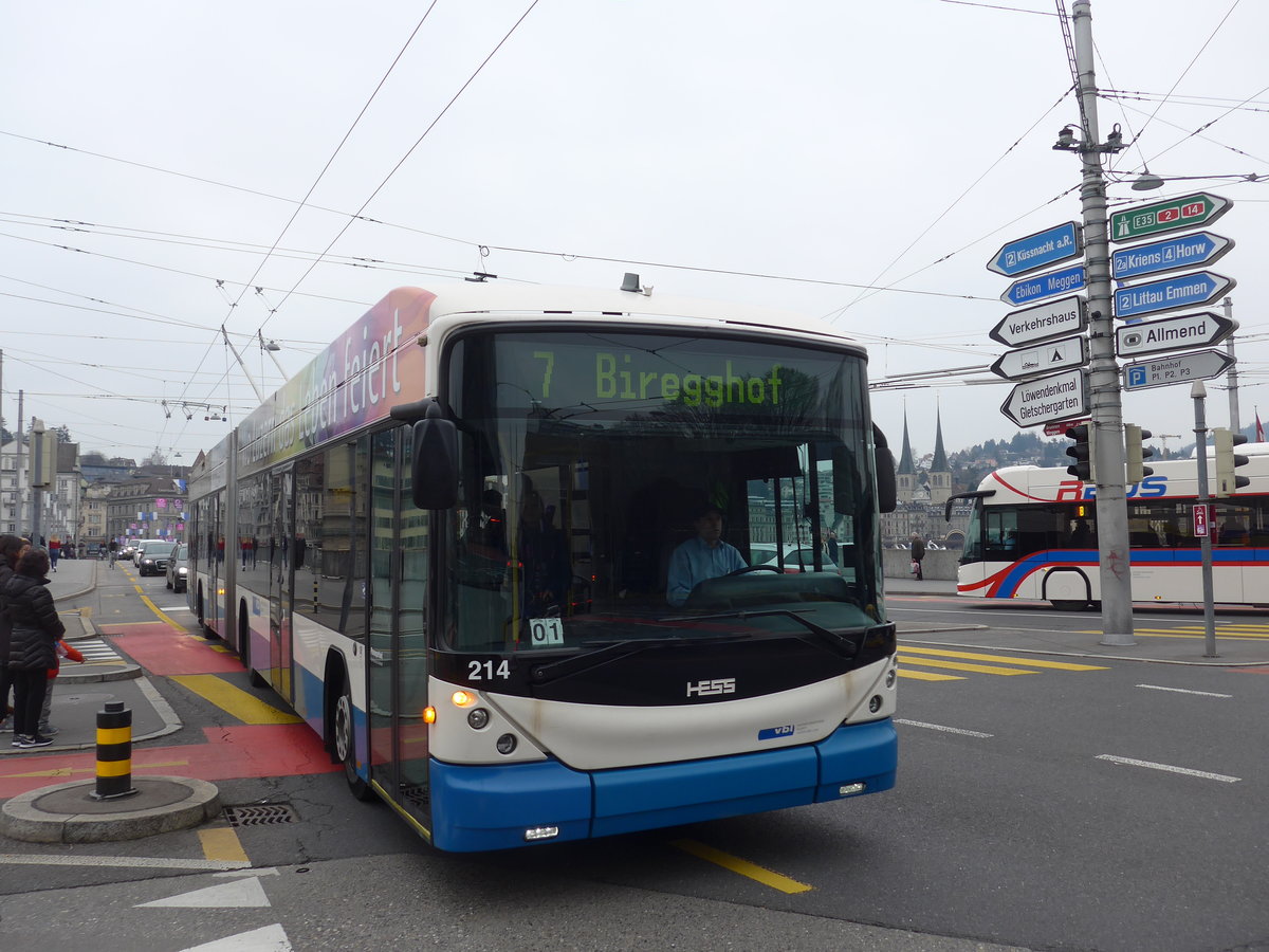 (189'343) - VBL Luzern - Nr. 214 - Hess/Hess Gelenktrolleybus am 17. M�rz 2018 beim Bahnhof Luzern
