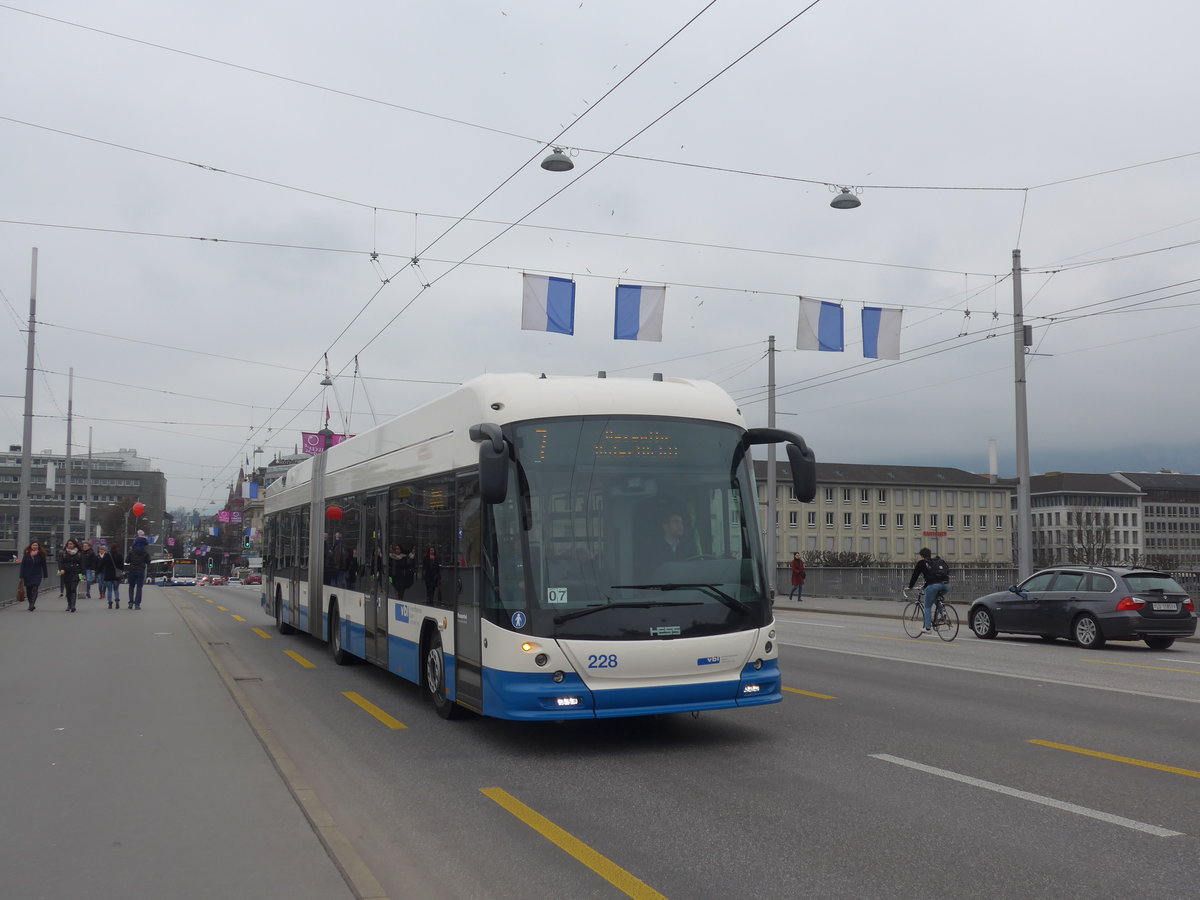 (189'373) - VBL Luzern - Nr. 228 - Hess/Hess Gelenktrolleybus am 17. M�rz 2018 in Luzern, Bahnhofbr�cke