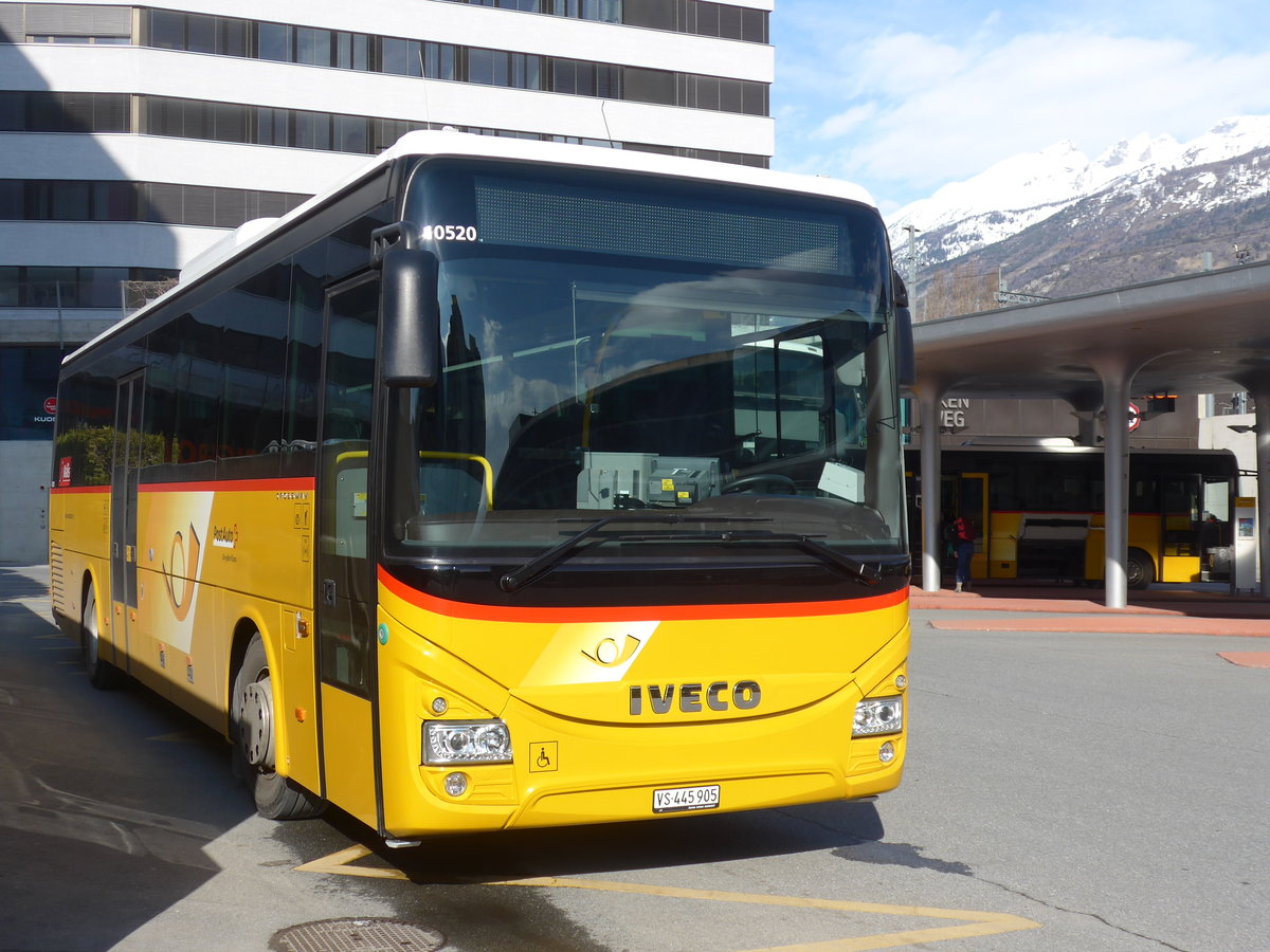 (189'705) - PostAuto Wallis - VS 445'905 - Iveco am 30. M�rz 2018 beim Bahnhof Visp