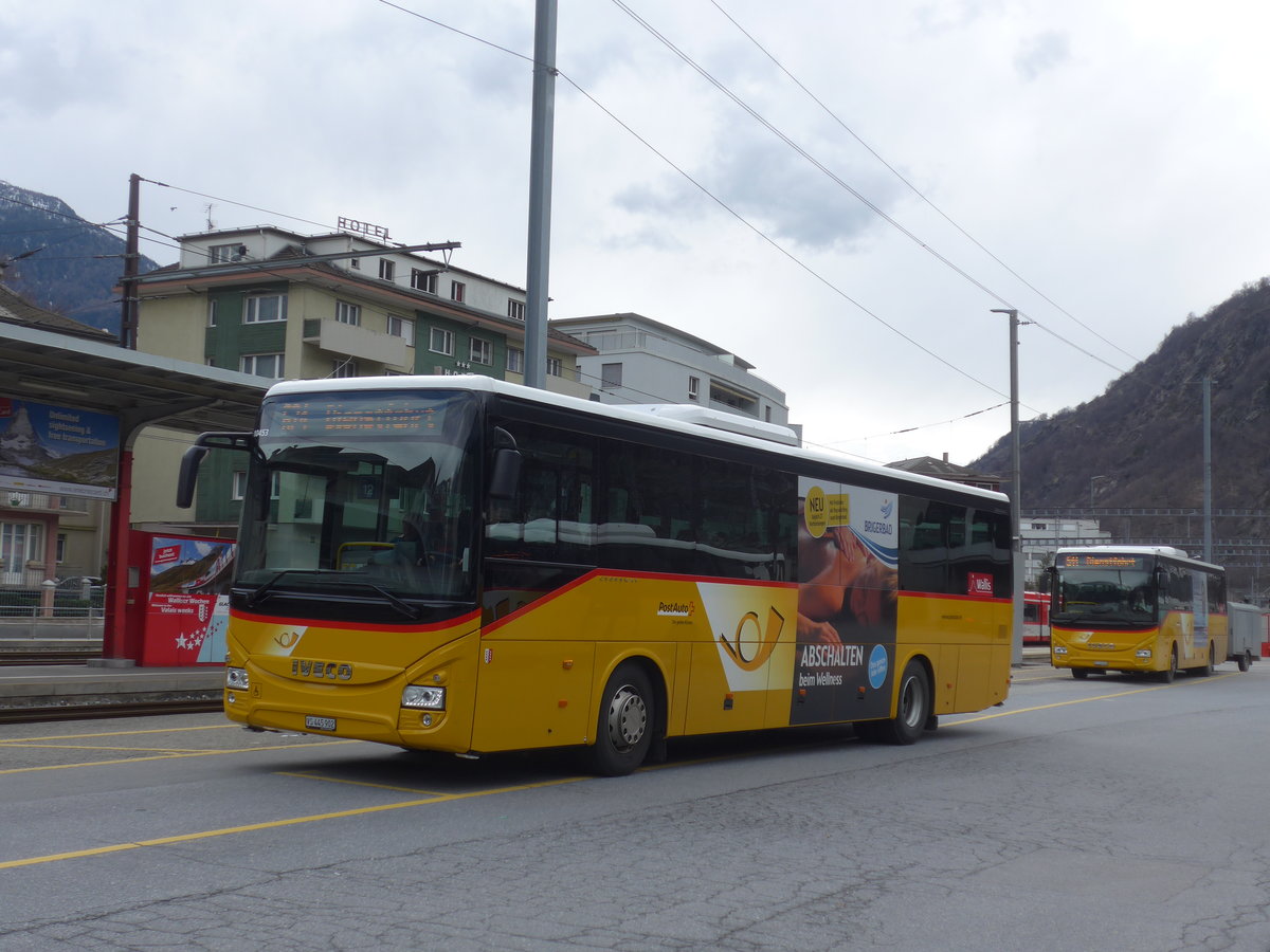 (189'781) - PostAuto Wallis - VS 445'902 - Iveco am 30. M�rz 2018 beim Bahnhof Brig
