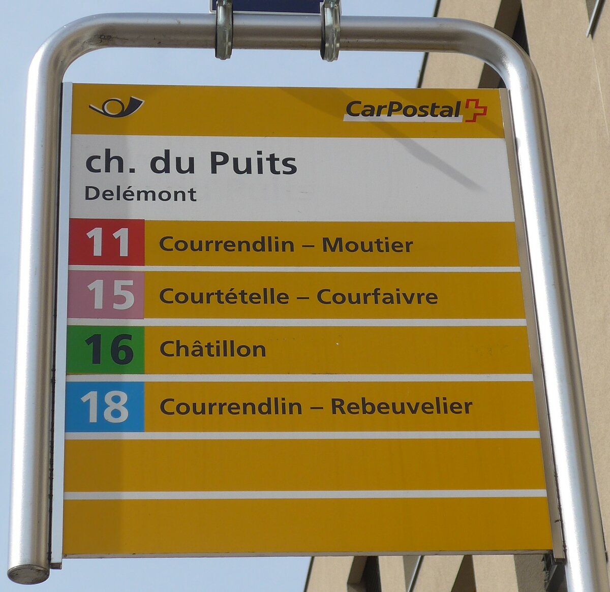 (189'940) - PostAuto-Haltestellenschild - Del�mont, ch. du Puits - am 2. April 2018