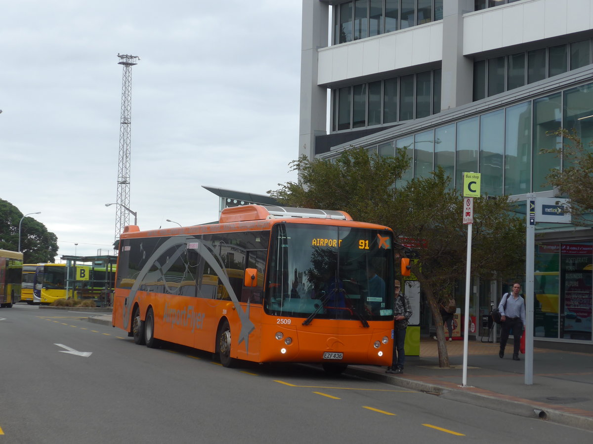 (191'678) - Airport Flyer, Wellington - Nr. 2509/EZF436 - Scania/KiwiBus am 27. April 2018 beim Bahnhof Wellington