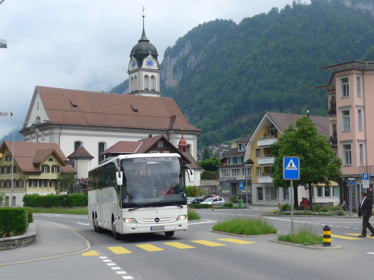 (193'067) - Aus Ungarn: V�r�s, Kisk�r�s - NAR-899 - Mercedes am 20. Mai 2018 in Wolfenschiessen, Hauptstrasse 