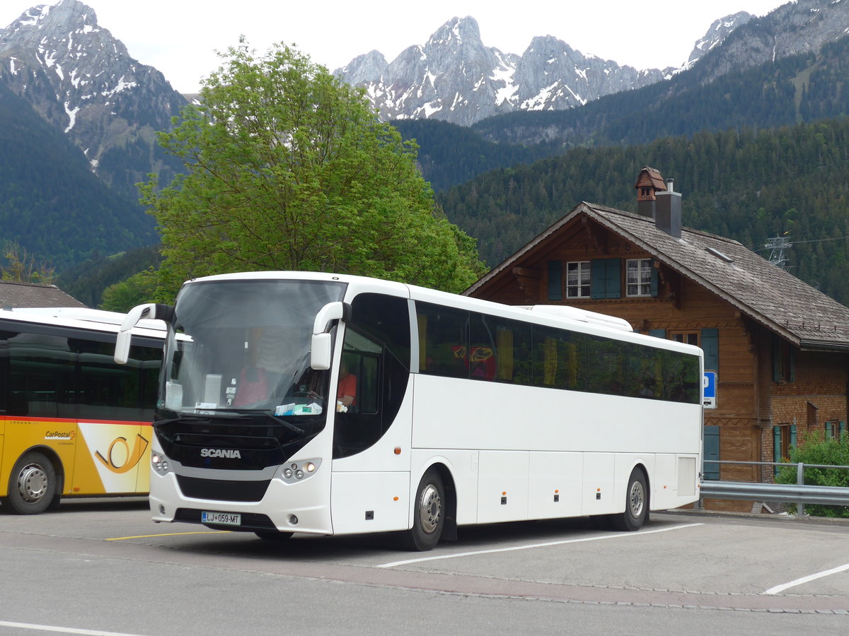 (193'269) - Aus Slowenien: ??? - LJ 059-MT - Scania/Higer am 21. Mai 2018 beim Bahnhof Ch�teau-d'Oex