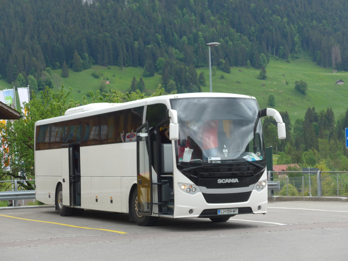 (193'274) - Aus Slowenien: ??? - LJ 059-MT - Scania/Higer am 21. Mai 2018 beim Bahnhof Ch�teau-d'Oex