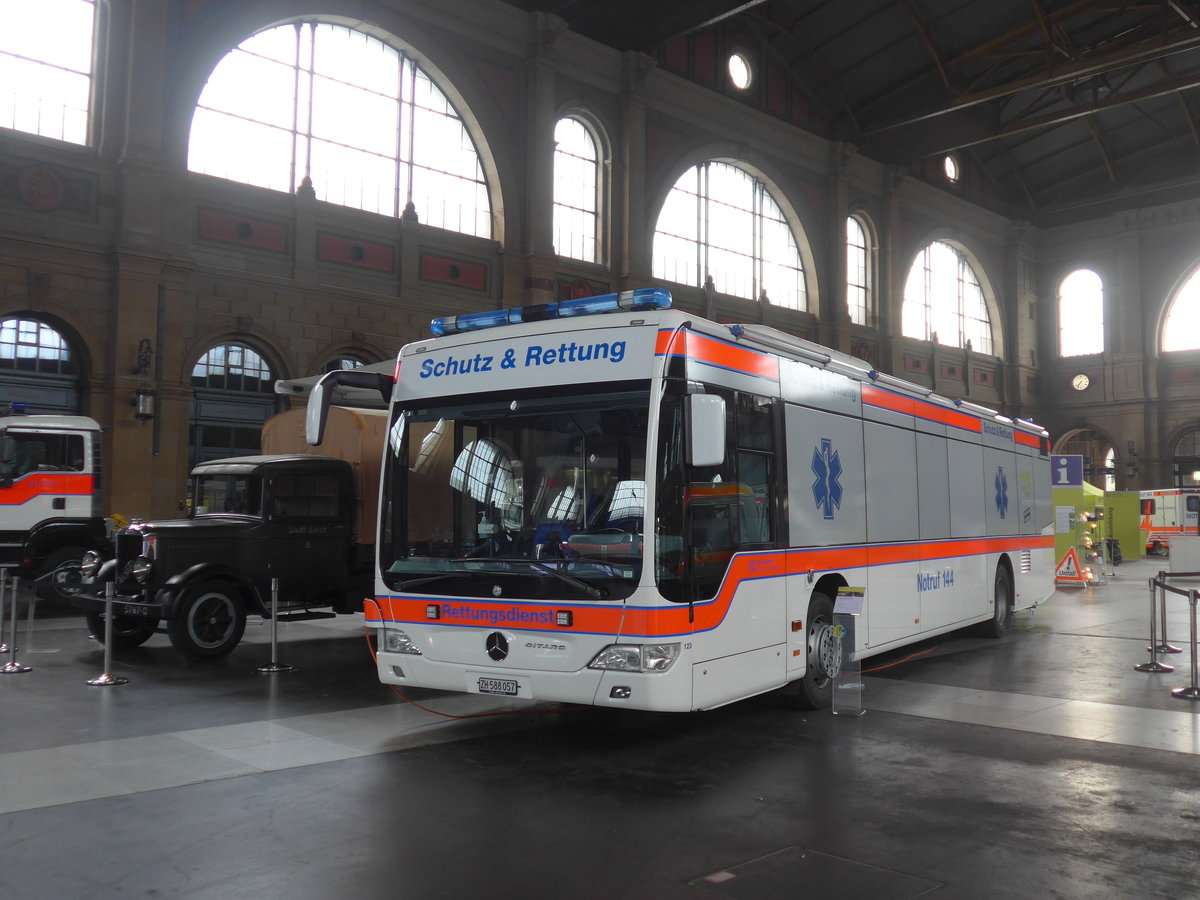 (193'768) - Stadt Z�rich, Z�rich - Nr. 123/ZH 588'057 - Mercedes am 9. Juni 2018 im Bahnhof Z�rich