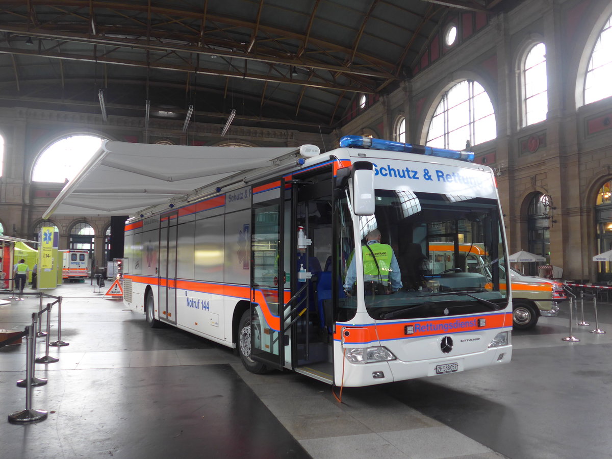 (193'770) - Stadt Z�rich, Z�rich - Nr. 123/ZH 588'057 - Mercedes am 9. Juni 2018 im Bahnhof Z�rich