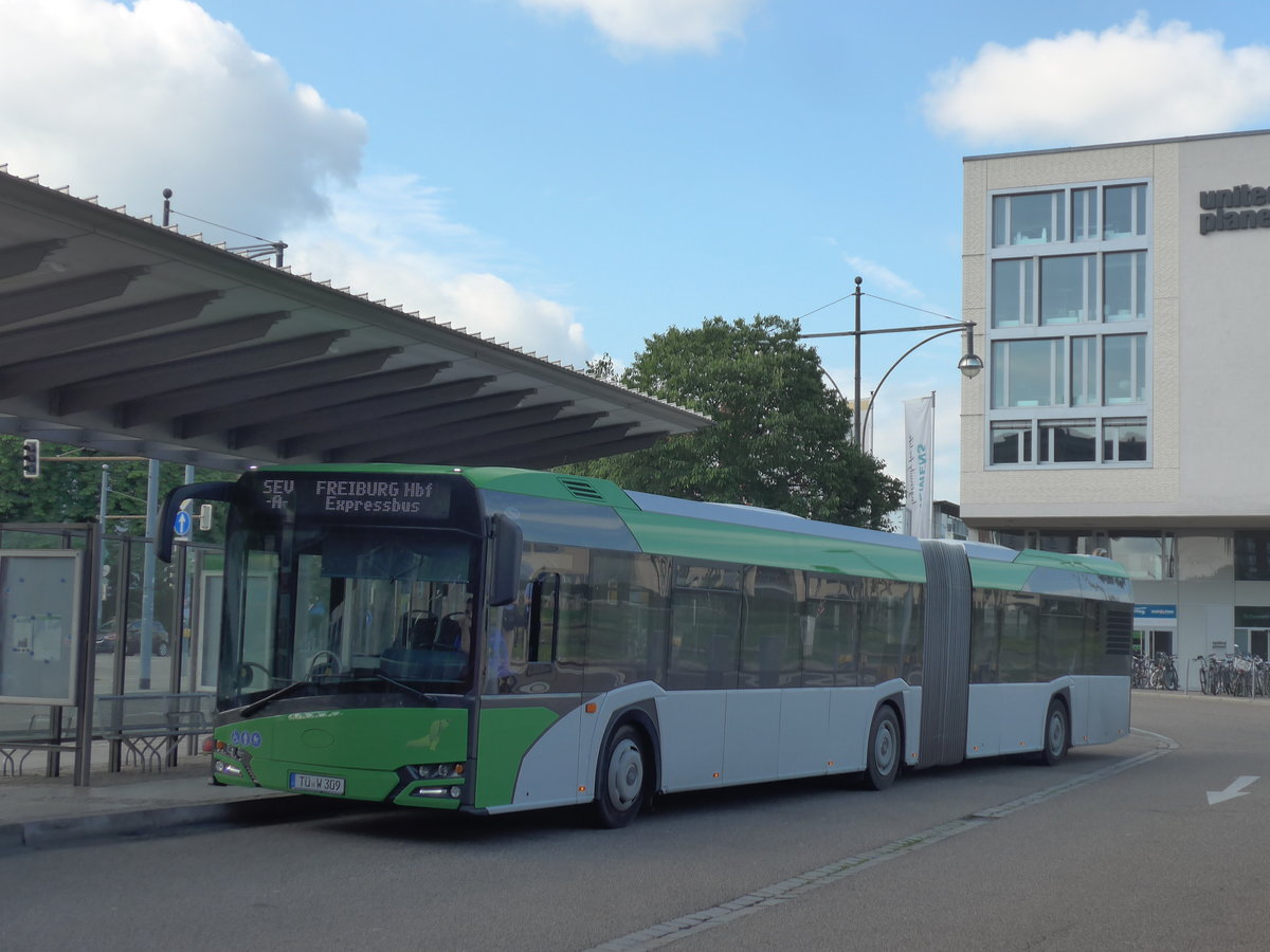 (194'099) - Weiss, Rottenburg - T�-W 309 - Solaris am 18. Juni 2018 beim Bahnhof Freiburg