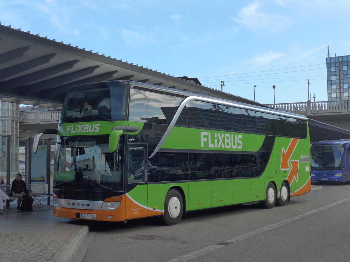 (194'114) - Stiefvater, Binzen - L�-SF 8880 - Setra am 18. Juni 2018 beim Bahnhof Freiburg