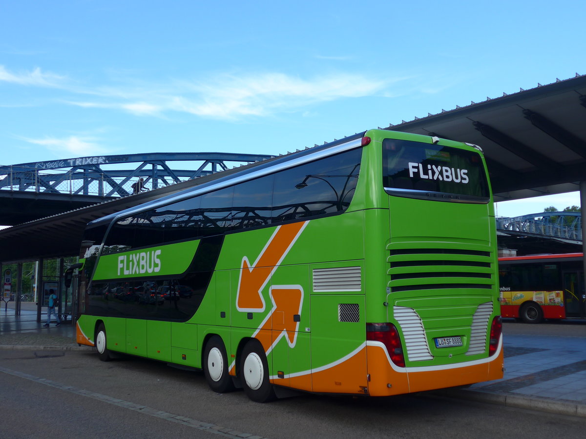 (194'115) - Stiefvater, Binzen - L�-SF 8880 - Setra am 18. Juni 2018 beim Bahnhof Freiburg