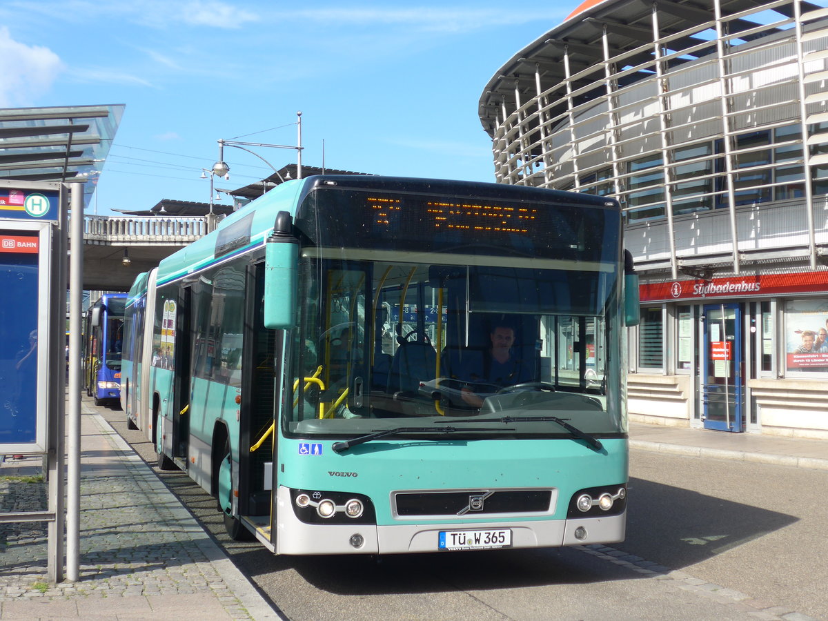 (194'127) - Weiss, Rottenburg - T�-W 365 - Volvo (ex Bender, Ehringshausen) am 18. Juni 2018 beim Bahnhof Freiburg