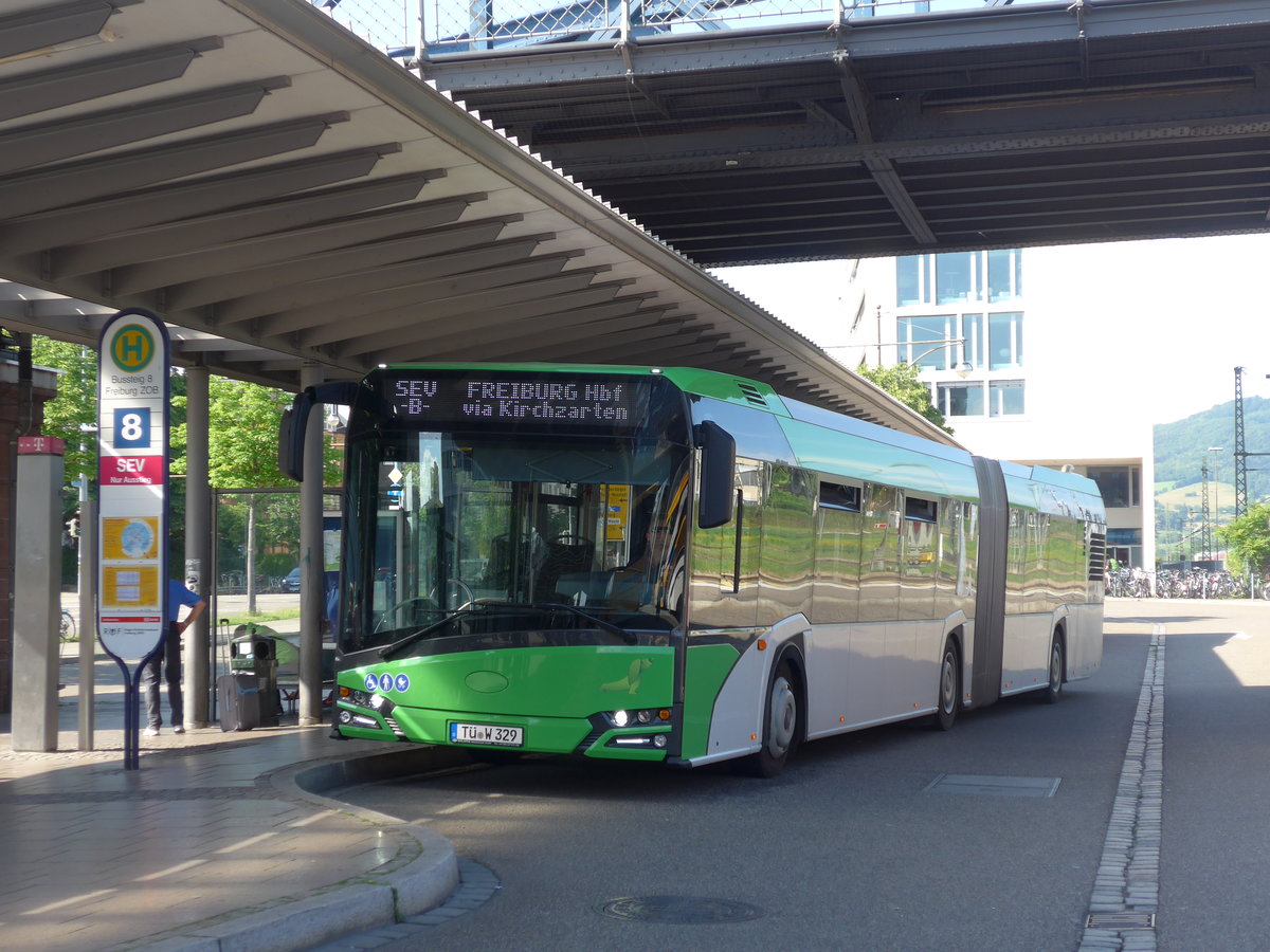 (194'135) - Weiss, Rottenburg - T�-W 329 - Solaris am 18. Juni 2018 beim Bahnhof Freiburg