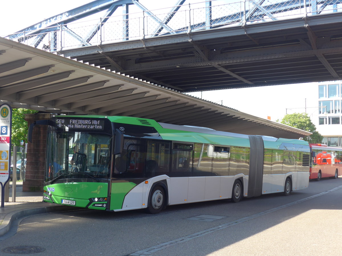 (194'136) - Weiss, Rottenburg - T�-W 329 - Solaris am 18. Juni 2018 beim Bahnhof Freiburg