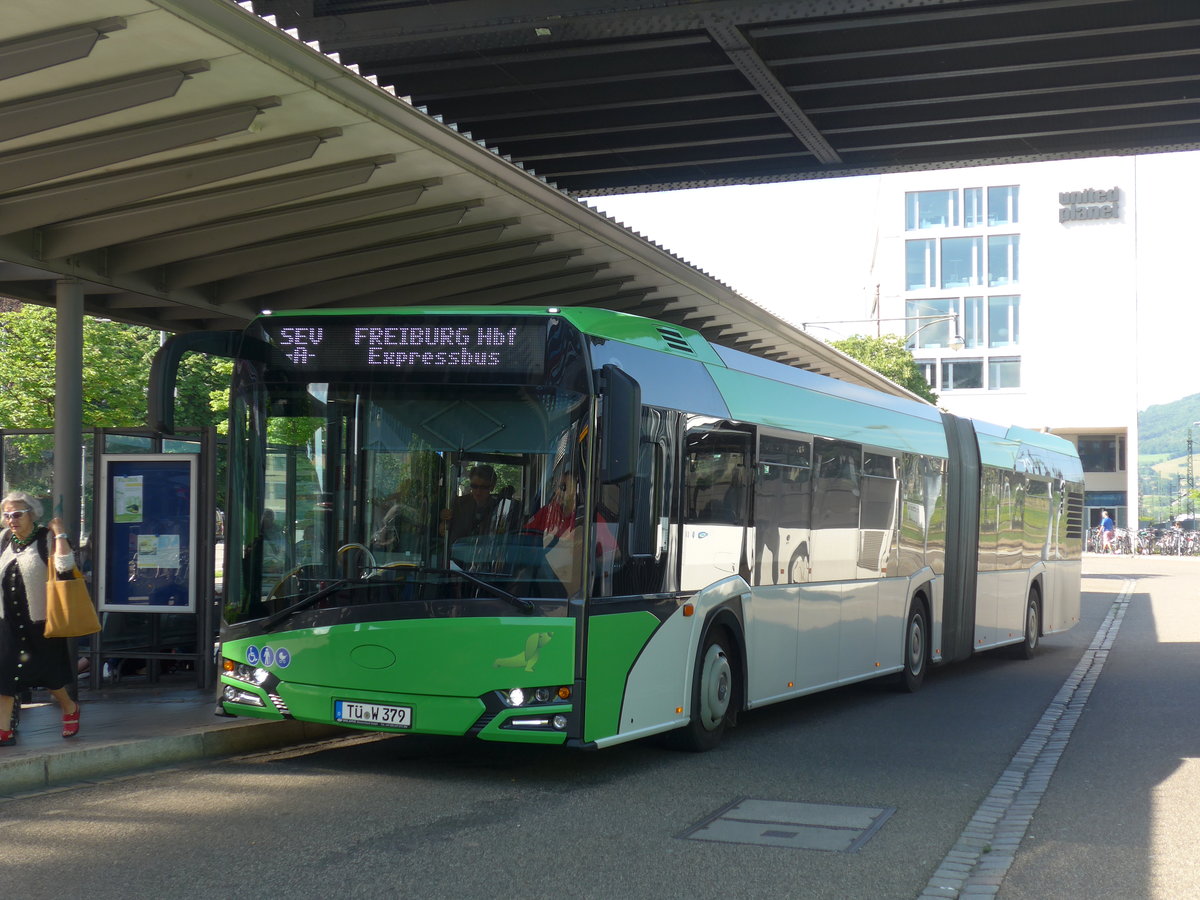 (194'145) - Weiss, Rottenburg - T�-W 379 - Solaris am 18. Juni 2018 beim Bahnhof Freiburg