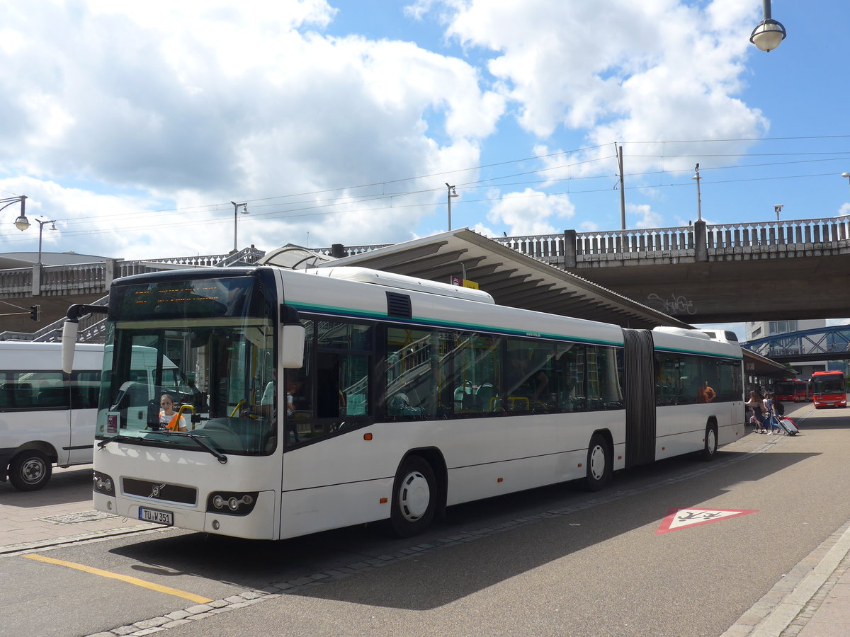 (194'216) - Weiss, Rottenburg - T�-W 351 - Volvo (ex Bender, Ehringshausen) am 18. Juni 2018 beim Bahnhof Freiburg