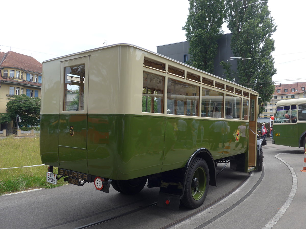 (194'355) - SVB Bern (Bernmobil historique) - Nr. 5/BE 29'005 - Saurer am 24. Juni 2018 in Bern, Weissenb�hl