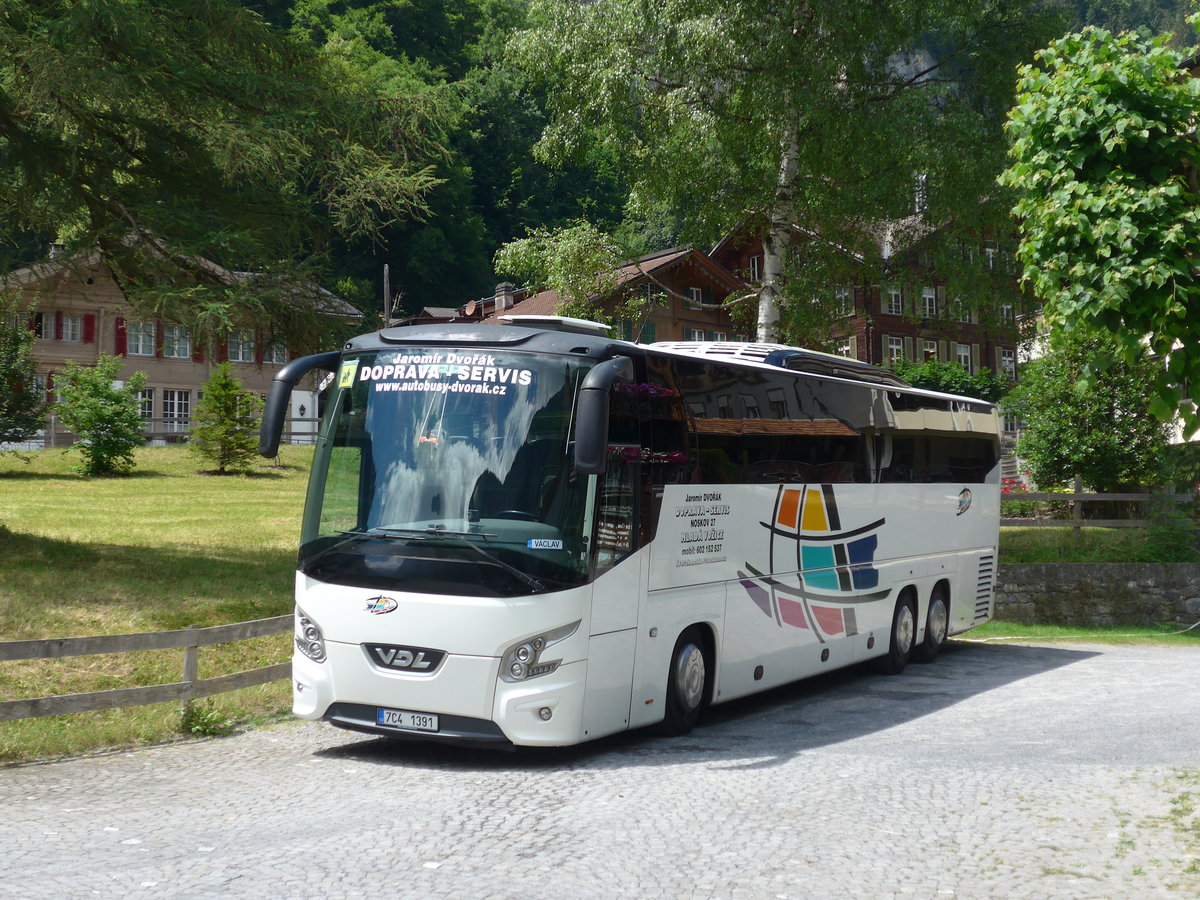 (194'417) - Aus Tschechien: Dvor�k, Mlad� Vozice - 7C4 1391 - VDL am 25. Juni 2018 in Lauterbrunnen, Kirche