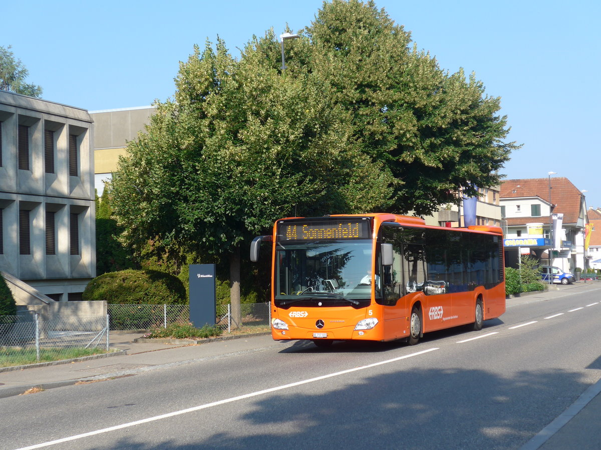 (195'532) - RBS Worblaufen - Nr. 5/BE 717'305 - Mercedes am 5. August 2018 beim Bahnhof G�mligen