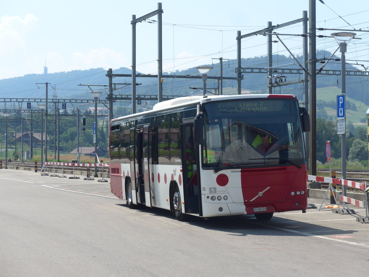 (195'562) - TPF Fribourg - Nr. 52/FR 300'220 - Volvo am 5. August 2018 beim Bahnhof Pal�zieux