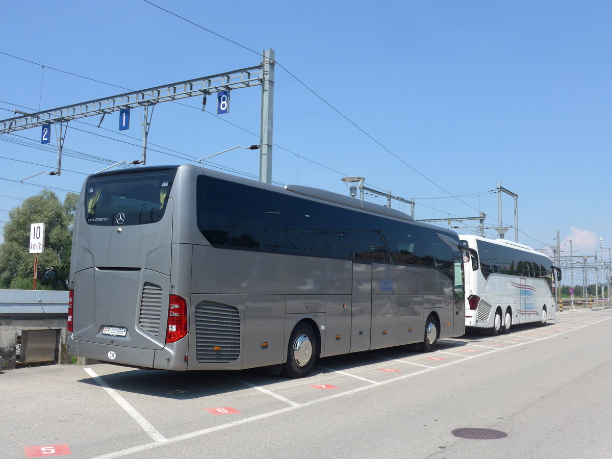 (195'571) - Intertours, Domdidier - FR 300'655 - Mercedes am 5. August 2018 beim Bahnhof Pal�zieux