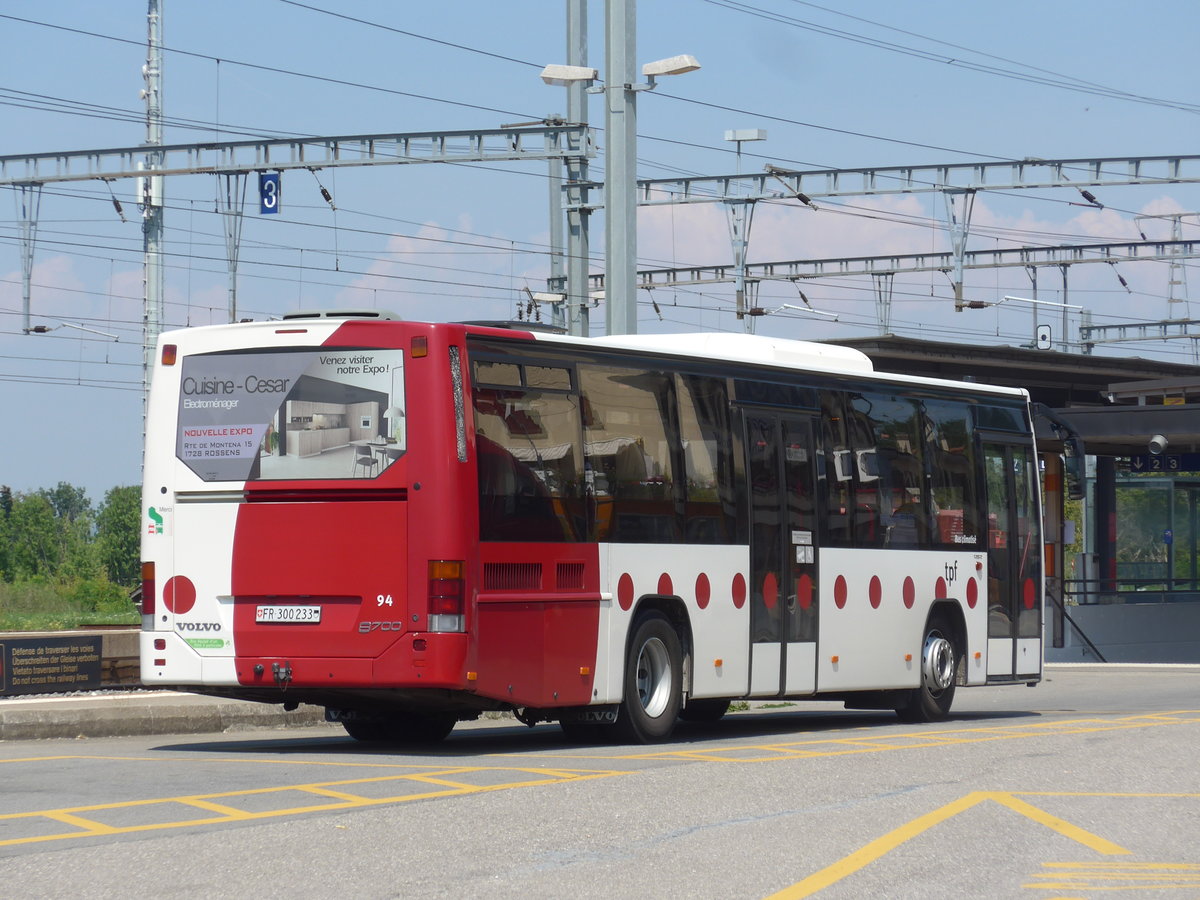 (195'574) - TPF Fribourg - Nr. 94/FR 300'233 - Volvo am 5. August 2018 beim Bahnhof Pal�zieux