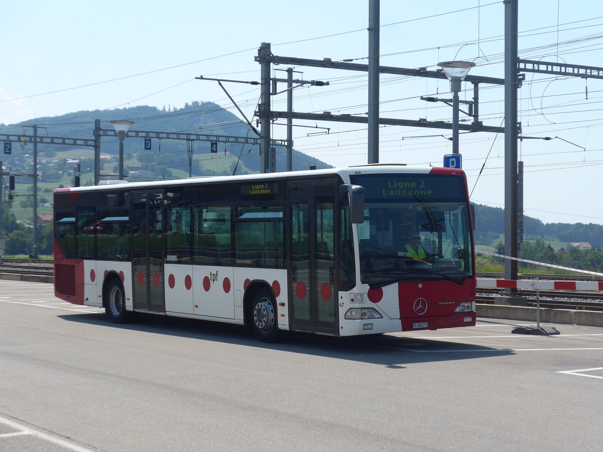 (195'585) - TPF Fribourg - Nr. 47/FR 300'271 - Mercedes am 5. August 2018 beim Bahnhof Pal�zieux