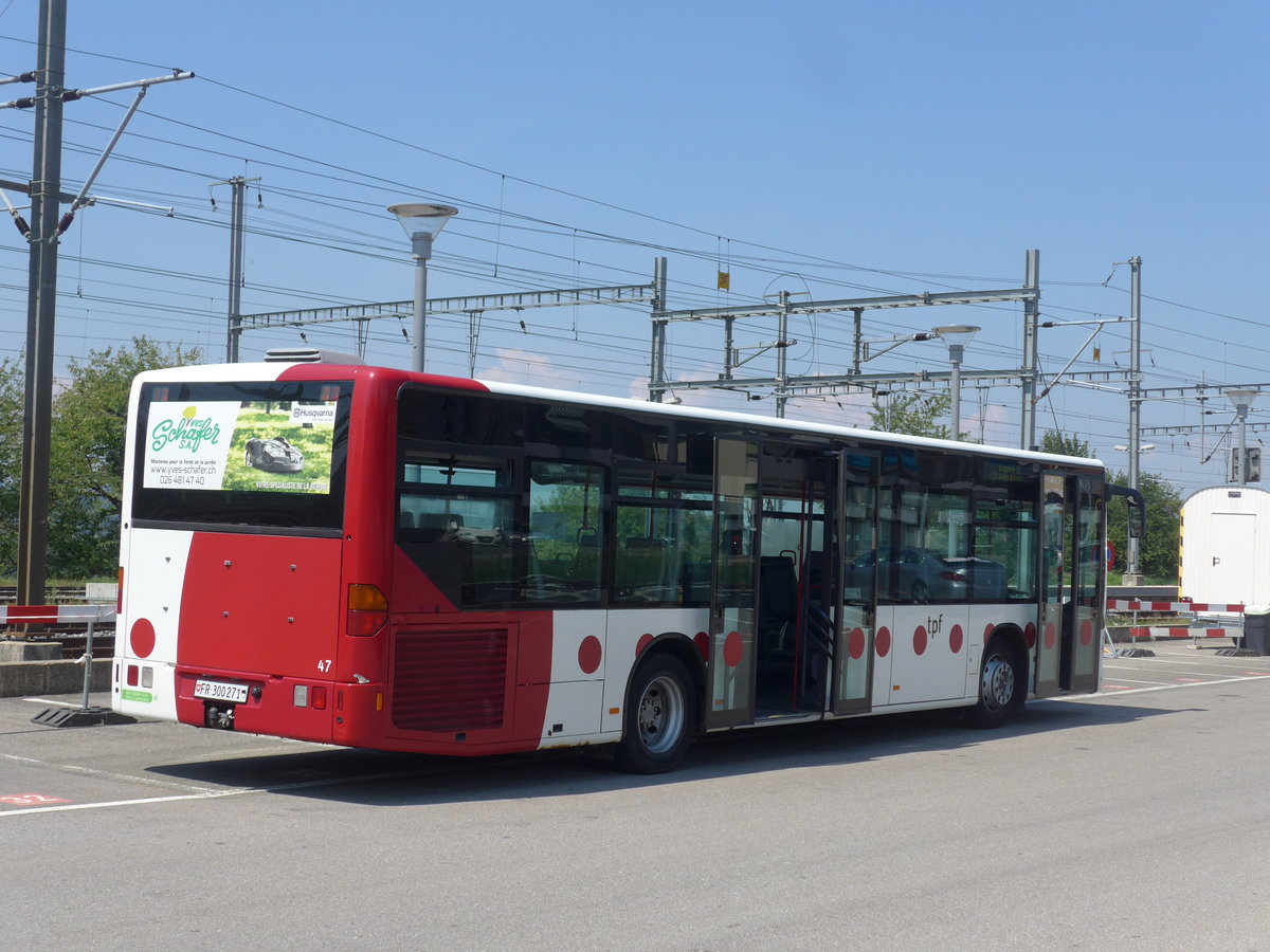 (195'586) - TPF Fribourg - Nr. 47/FR 300'271 - Mercedes am 5. August 2018 beim Bahnhof Pal�zieux
