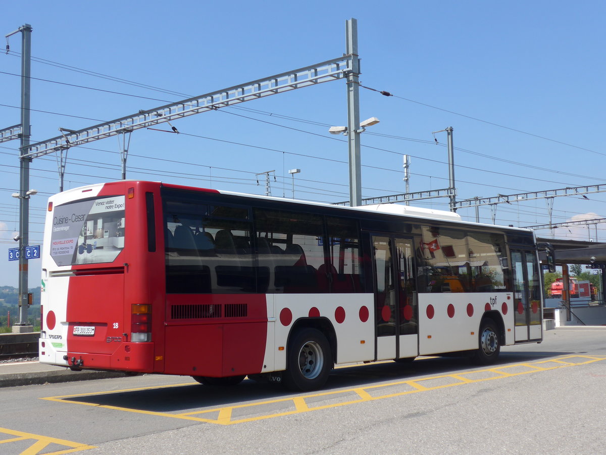 (195'590) - TPF Fribourg - Nr. 18/FR 300'353 - Volvo am 5. August 2018 beim Bahnhof Pal�zieux