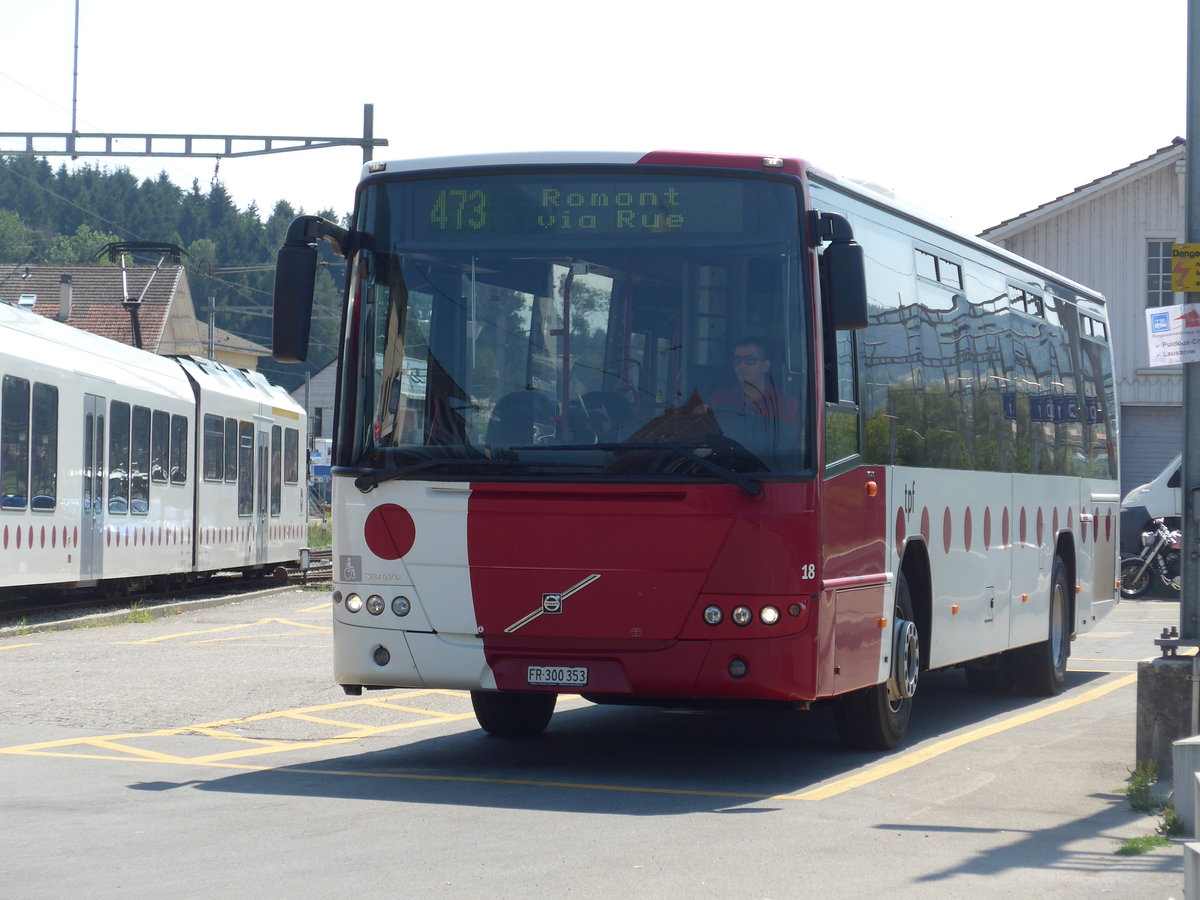 (195'592) - TPF Fribourg - Nr. 18/FR 300'353 - Volvo am 5. August 2018 beim Bahnhof Pal�zieux