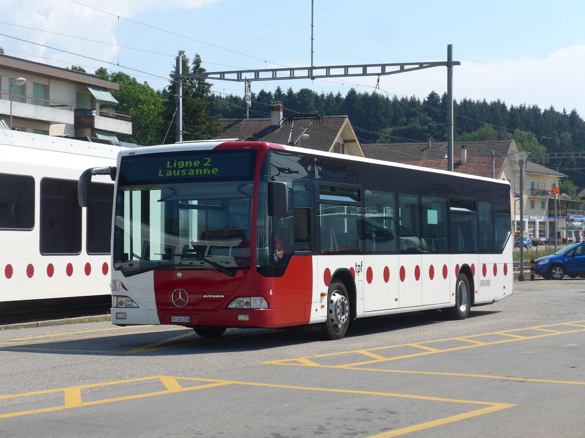 (195'603) - TPF Fribourg - Nr. 6/FR 300'258 - Mercedes am 5. August 2018 beim Bahnhof Pal�zieux