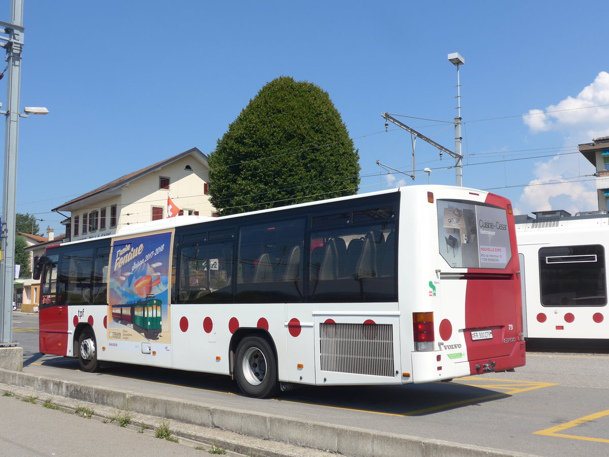 (195'606) - TPF Fribourg - Nr. 73/FR 300'279 - Volvo am 5. August 2018 beim Bahnhof Pal�zieux