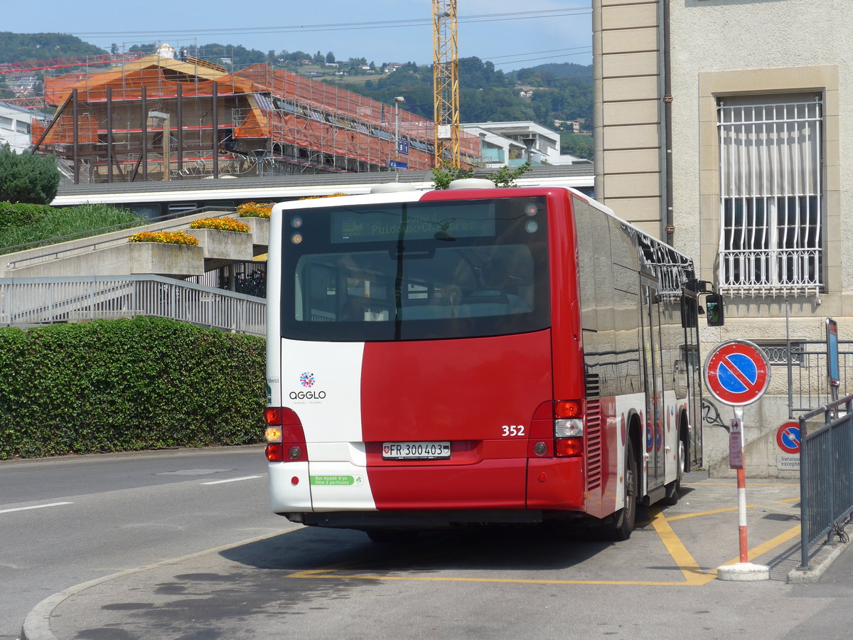(195'688) - TPF Fribourg - Nr. 352/FR 300'403 - MAN/G�ppel am 6. August 2018 beim Bahnhof Vevey