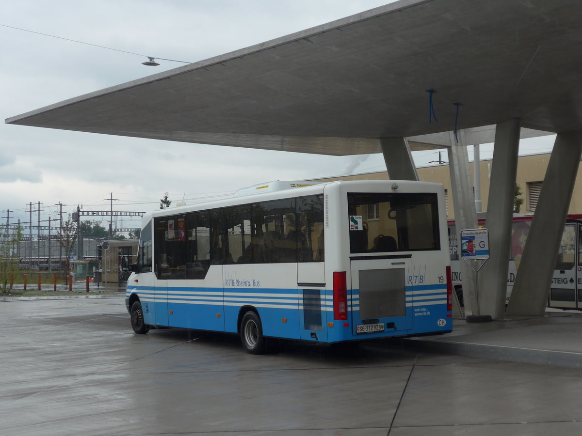 (196'311) - RTB Altst�tten - Nr. 19/SG 312'928 - Mercedes/Kutsenits am 1. September 2018 beim Bahnhof Buchs