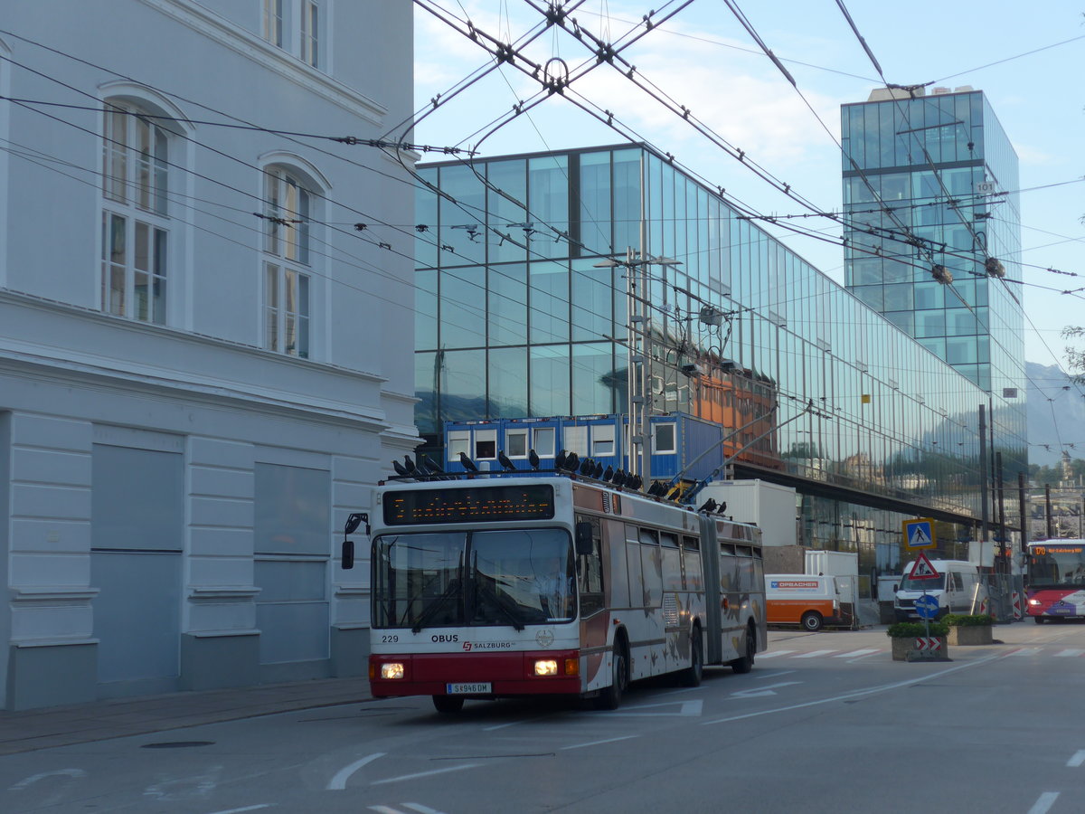 (197'024) - OBUS Salzburg - Nr. 229/S 946 DM - Gr�f&Stift Gelenktrolleybus (ex Nr. 9469) am 13. September 2018 beim Bahnhof Salzburg