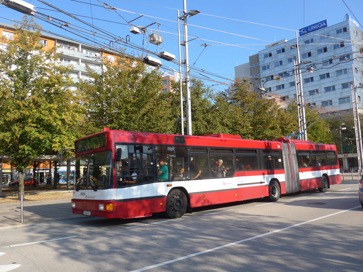 (197'072) - OBUS Salzburg - Nr. 247/S 390 EY - Gr�f&Stift Gelenktrolleybus (ex Nr. 9767) am 13. September 2018 beim Bahnhof Salzburg