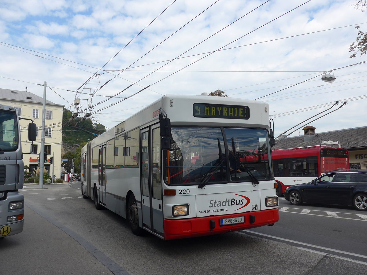 (197'157) - StadtBus, Salzburg (POS) - Nr. 220/S 866 LD - Gr�f&Stift Gelenktrolleybus (ex MVG Karpfenberg Nr. 25) am 13. September 2018 in Salzburg, Hanuschplatz