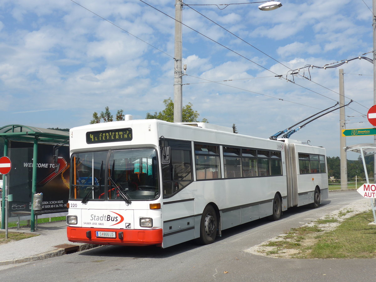 (197'160) - StadtBus, Salzburg (POS) - Nr. 220/S 866 LD - Gr�f&Stift Gelenktrolleybus (ex MVG Karpfenberg Nr. 25) am 13. September 2018 in Mayrwies, Daxluegstrasse
